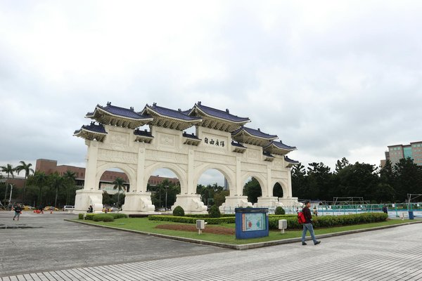 Discover the Art of British Wallpaper Design: A Guide to Immersive Workshops for Travelers